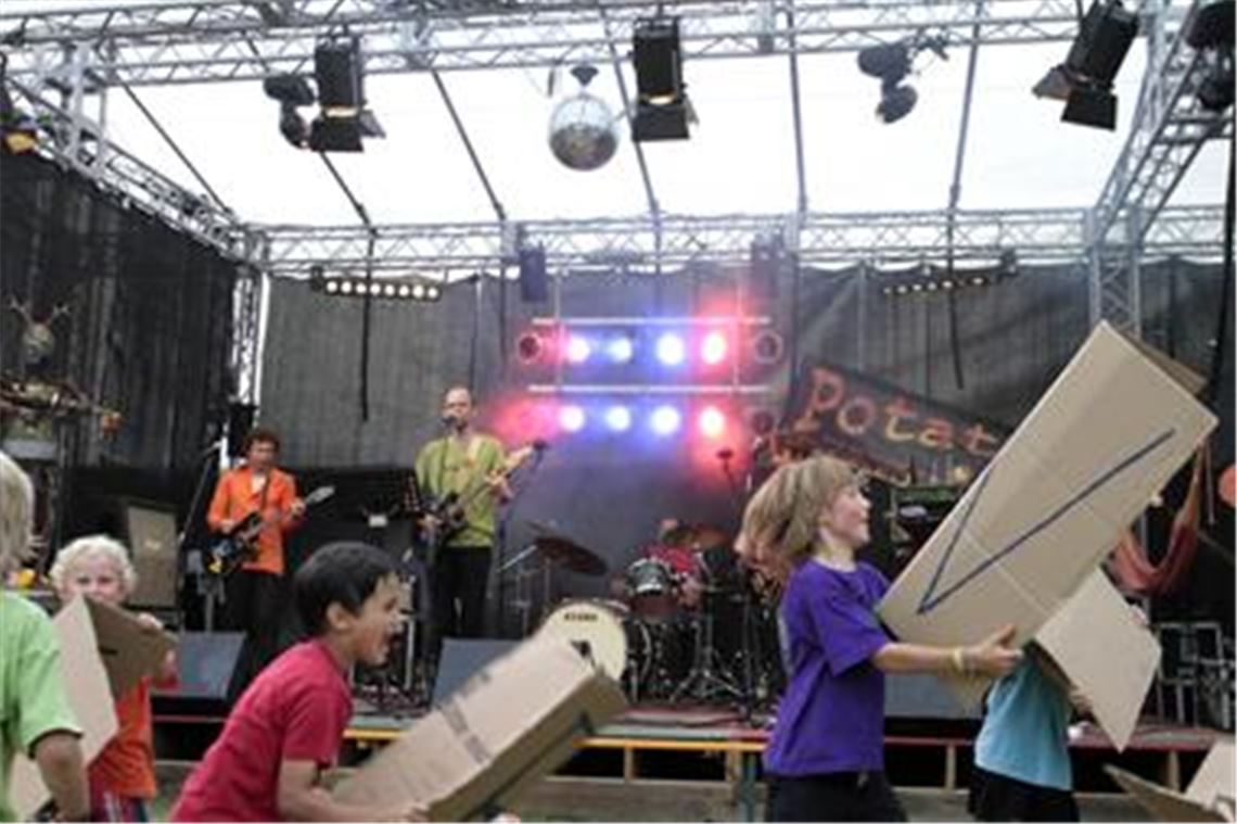 Eine ausgelassene Stimmung, wie hier beim Auftritt der Band 3. Gang, herrscht beim fünften Großglattbacher Open-Air-Festival auf dem Gelände bei der Auwiesenhütte. Foto: Tilo Keller