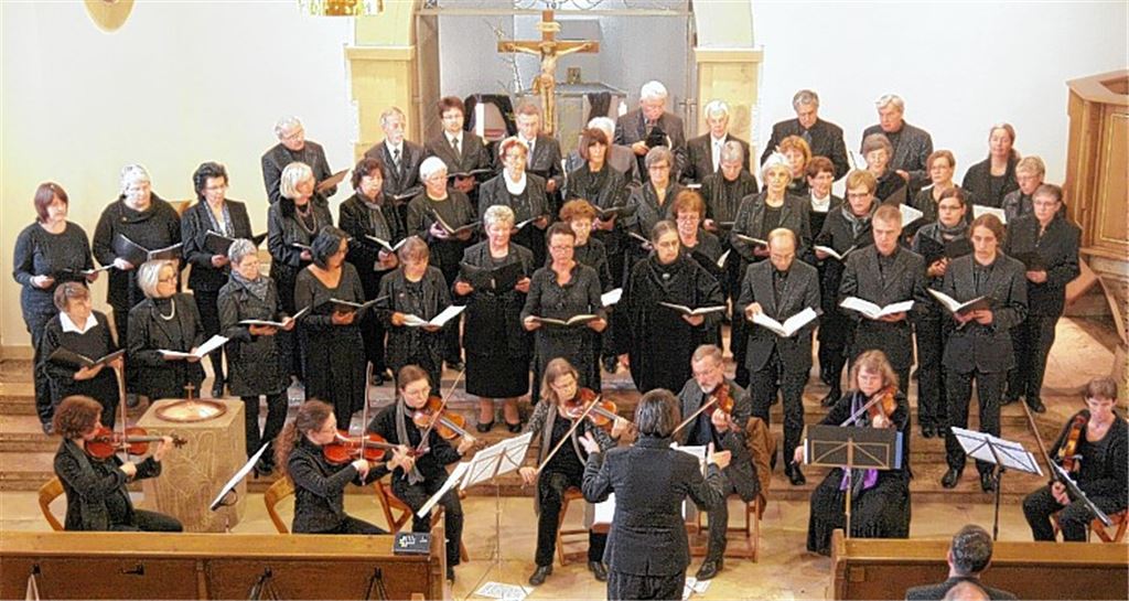 Eine beeindruckende Vorstellung bieten Chor und Streicherensemble. Foto: Czop