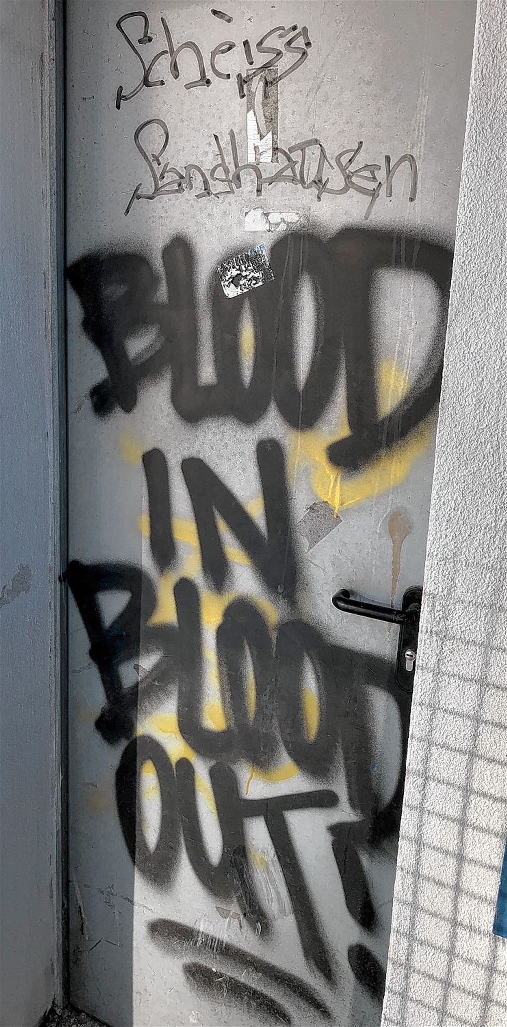 Eine beschmierte Tür im neuen CfR-Stadion.Foto: privat