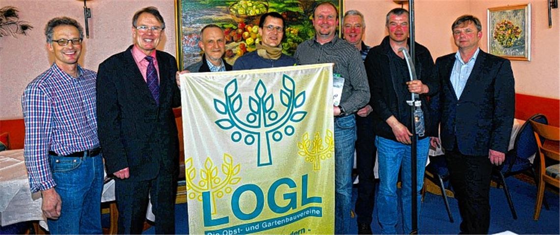 Eine besondere Auszeichnung und Preise des Landesverbands für Obstbau, Garten und Landschaft (LOGL) gibt es für die fünf erfolgreichsten Teilnehmer des Fachwartekurses 2015. V.li.: Bernhard Reisch, Fachberater des Landratsamts, Enzkreis-Dezernent Karl-Heinz Zeller, die Kursteilnehmer Hartmut Filsinger, Stefan Kreuzer, Marco Knoblauch, Hubert Kleiner und Armin Ochs sowie Jürgen Metzger, Vizepräsident des LOGL und Vorsitzender des Kreisverbandes der Obst- und Gartenbauvereine. Foto: Martin Schott