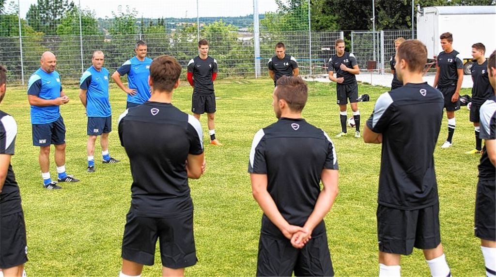 Eine blutjunge Mannschaft haben Trainer Michael Wittwer, Co-Trainer Rainer Krieg und Torwarttrainer Jan Maag (in Blau v. li.) um sich versammelt. Fotos: Rubner