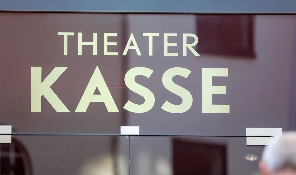Eine breite Mehrheit der Erwachsenen in Deutschland findet es einer Umfrage zufolge richtig, Theater staatlich zu subventionieren.