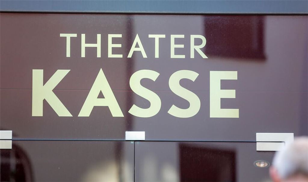 Eine breite Mehrheit der Erwachsenen in Deutschland findet es einer Umfrage zufolge richtig, Theater staatlich zu subventionieren.