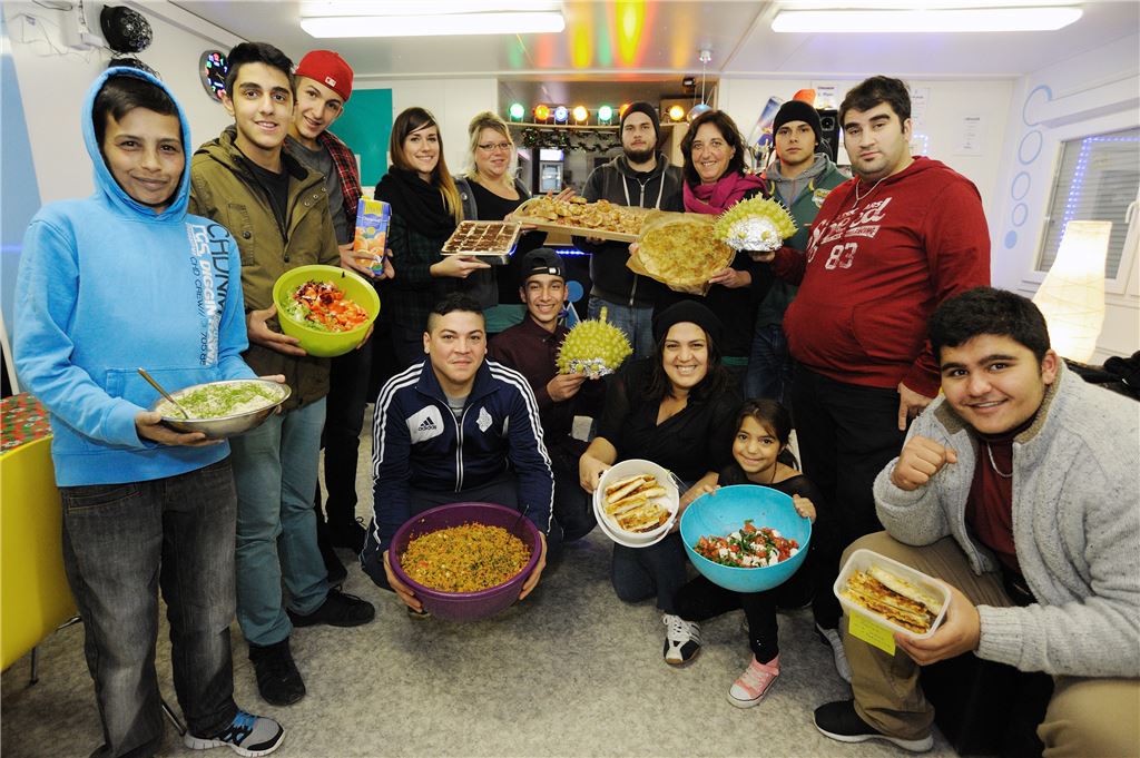 Eine bunte Auswahl an kulinarischen Köstlichkeiten präsentieren Jugendliche aus Enzberg   beim Gourmetabend für Hilfsbedürftige. Foto: Fotomoment