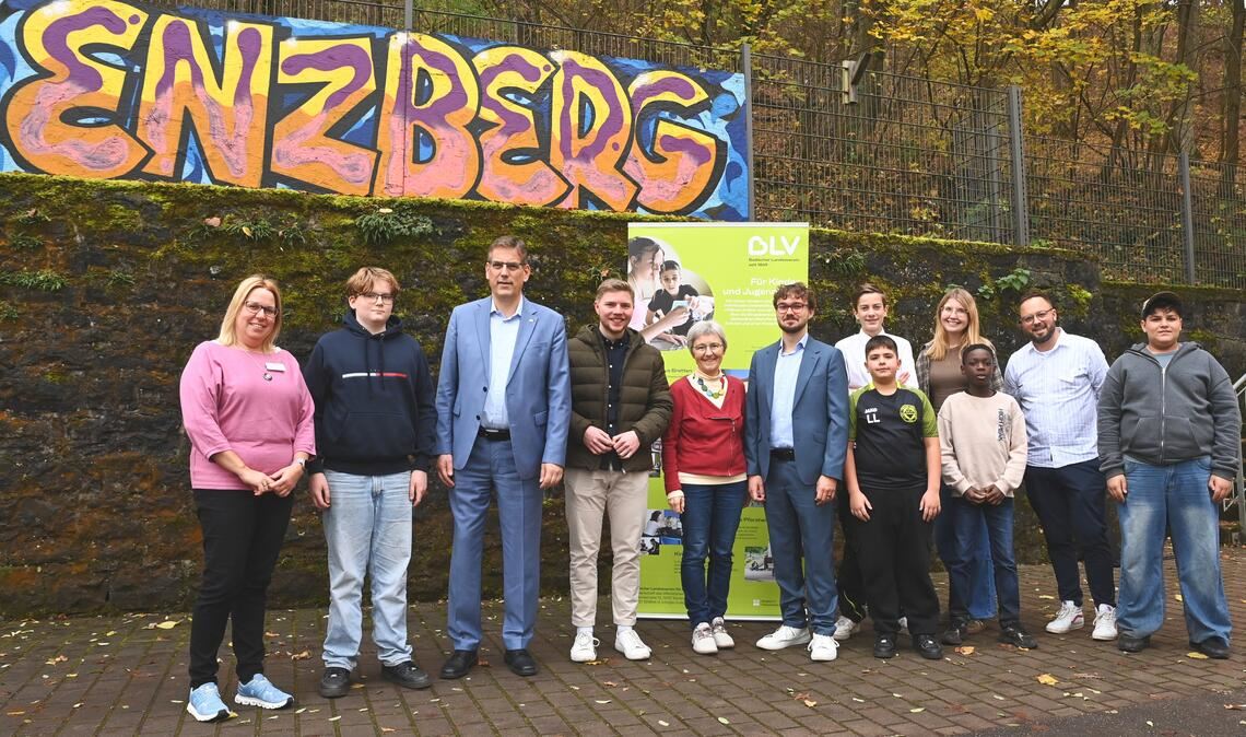 Eine bunte Mischung am Rande des Pausenhofs: Schüler, Politiker und Schulpersonal nach dem Unterrichtsbesuch. Fotos: Schüller