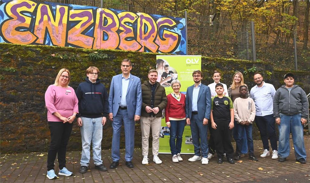 Eine bunte Mischung am Rande des Pausenhofs: Schüler, Politiker und Schulpersonal nach dem Unterrichtsbesuch. Fotos: Schüller