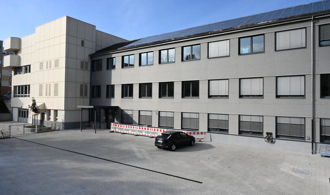 Eine der Interimslösungen, um den Engpass bei Klassenräumen für Kinder mit Förderbedarf zu lösen: das ehemalige Versandzentrum Klingel an der Sachsenstraße. Foto: Bott