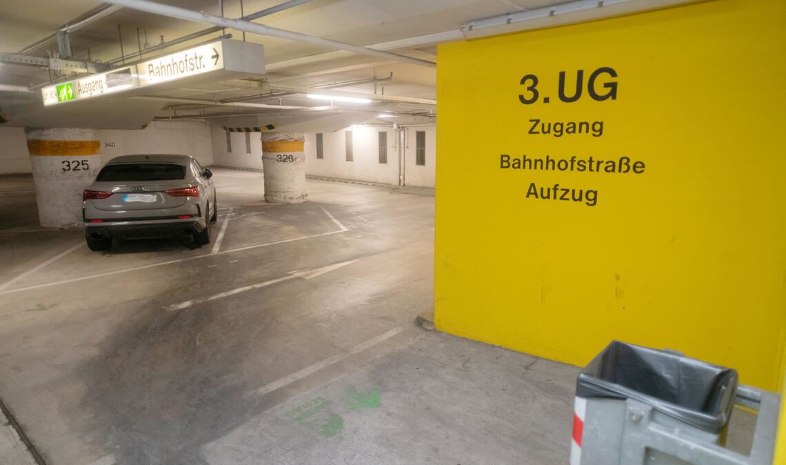 Eine der Reaktionen auf die akuten Bau- und Sicherheitsmängel: Die dritte, unterste Ebene der Tiefgarage Stadtmitte wird komplett gesperrt. Fotos: Fotomoment