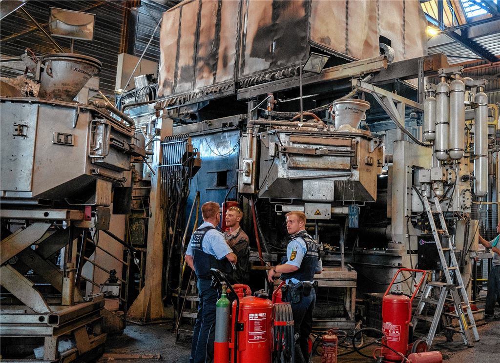 Eine der größten Maschinen wird vom Feuer außer Gefecht gesetzt. Da Aluminiumspäne verarbeitet werden, kann die Feuerwehr beim Löschen kein Wasser einsetzen. Recken