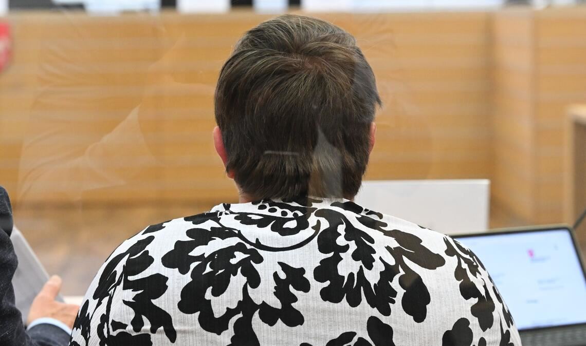 Eine der vier Angeklagten im Landgericht Braunschweig. Sie soll die Forderungen der mitangeklagten Betreiber in einem Harzer Heim umgesetzt haben.