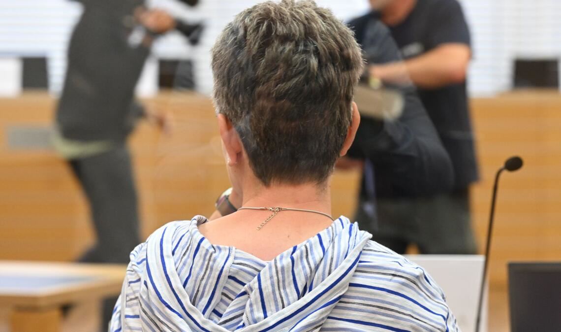 Eine der vier Angeklagten im Landgericht Braunschweig. Sie soll für die Straftaten der Mitangeklagten Beihilfe geleistet haben.