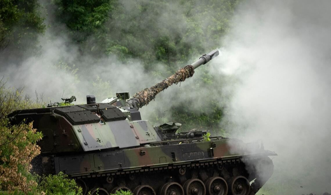 Eine deutsche Panzerhaubitze 2000 der ukrainischen Armee feuert auf russische Stellungen an der Frontlinie in der Nähe von Bachmut.