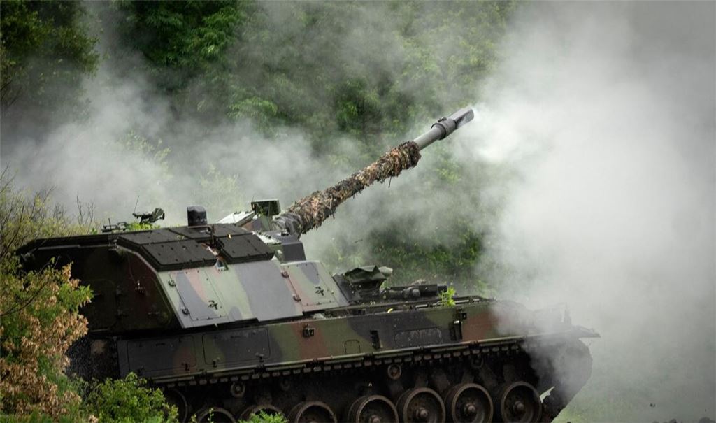 Eine deutsche Panzerhaubitze 2000 der ukrainischen Armee feuert auf russische Stellungen an der Frontlinie in der Nähe von Bachmut.