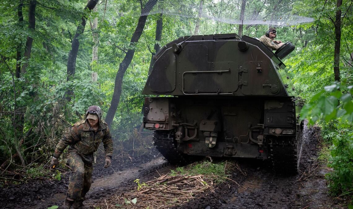 Eine deutsche Panzerhaubitze 2000 der ukrainischen Armee an der Frontlinie in der Nähe von Bachmut.