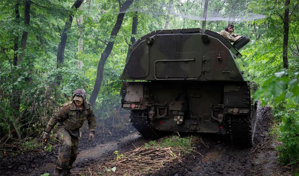 Eine deutsche Panzerhaubitze 2000 der ukrainischen Armee an der Frontlinie in der Nähe von Bachmut.