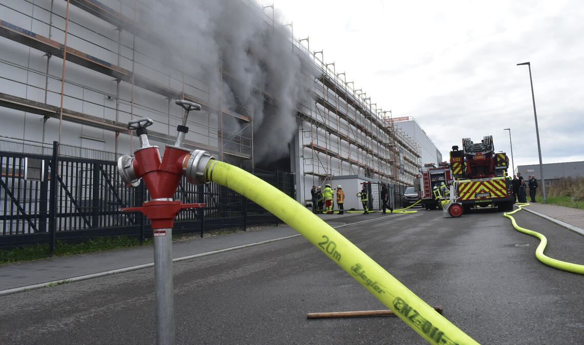 Eine dichte Rauchwolke wabert aus der Firmenhalle in Birkenfeld. Foto: Myroshnichenko