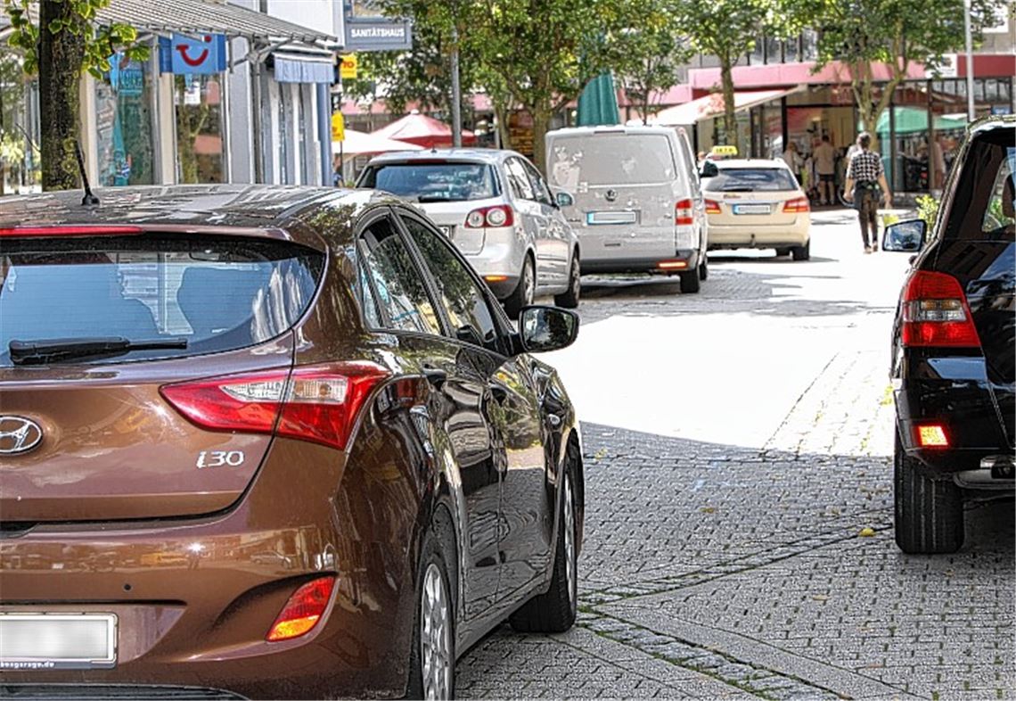 Eine erstaunlich hohe Fahrzeugdichte herrscht zeitweise in der Mühlacker Fußgängerzone, die eigentlich Passanten zur Verfügung stehen sollte. Der Lieferverkehr hat allerdings freie Fahrt. Fotos: Sadler