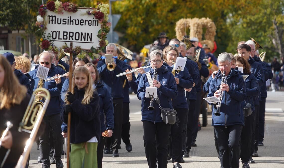 Eine feste Größe beim traditionsreichen Erntedankumzug in Ölbronn: Der Musikverein, der das Großereignis ausrichtet, darf mit seinen Mitgliedern nicht fehlen. Fotos: Roller