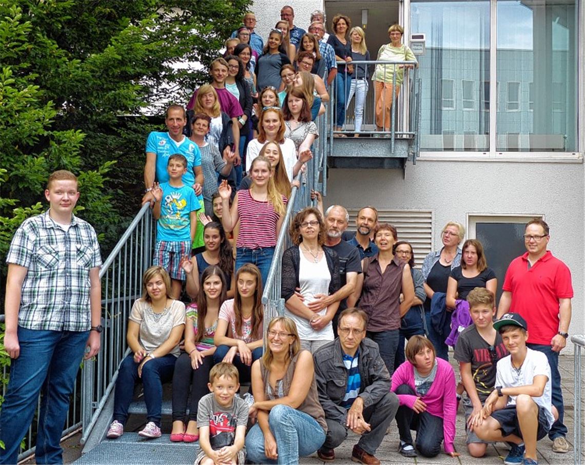 Eine fröhliche Gruppe: Polnische und ungarische Sprachschüler sind für zwei Wochen zu Besuch in der Region und treffen sich mit den Gastfamilien zu einem Kennenlernabend in und vor der Cafeteria des Landratsamts Enzkreis. Foto: Roth