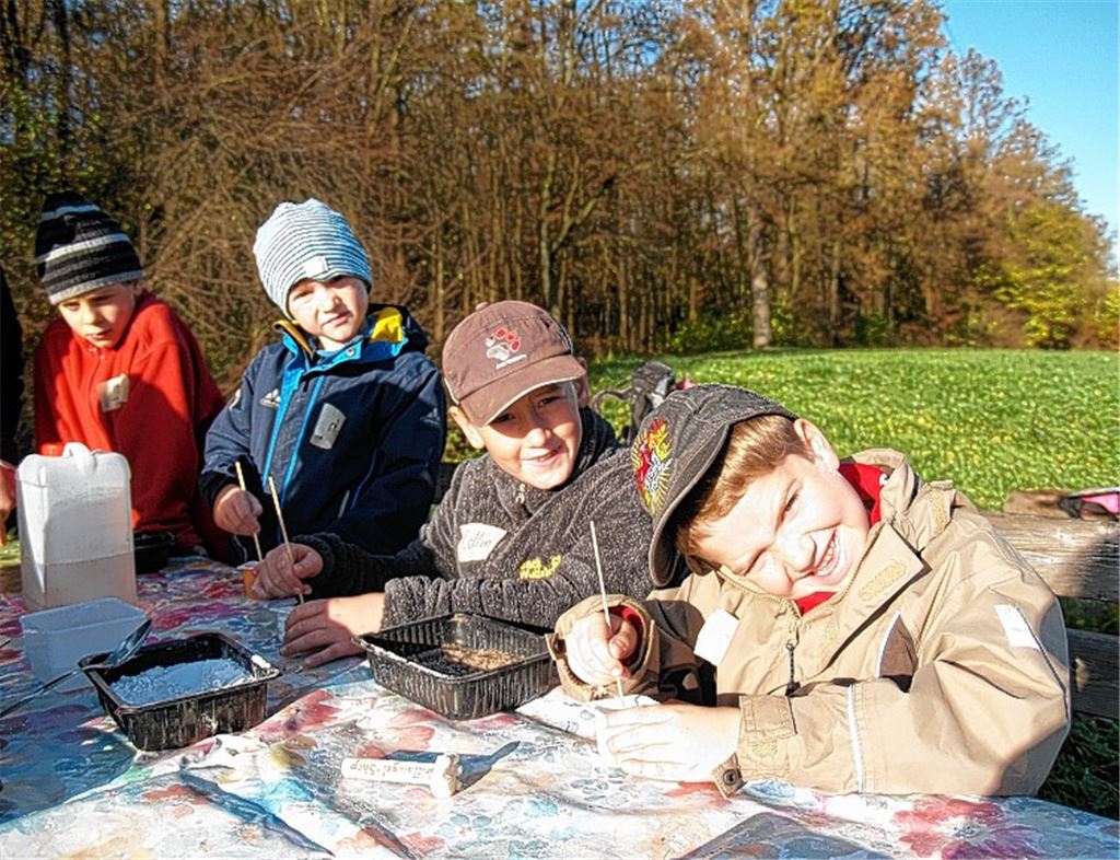Eine fröhliche Kinderschar auf den Spuren der Wildkatze.