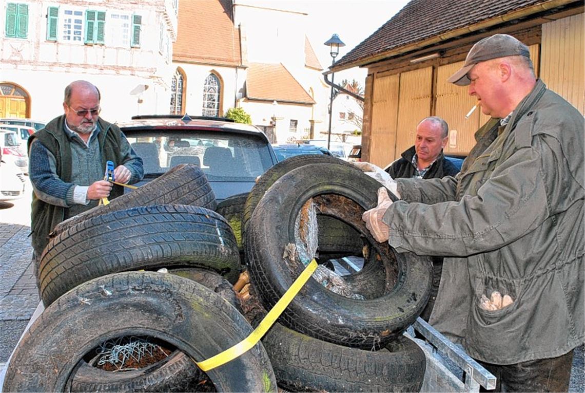 Eine ganze Reifensammlung finden die Müllsammler im Wald und liefern sie an der Sammelstelle ab. Foto: Stahlfeld