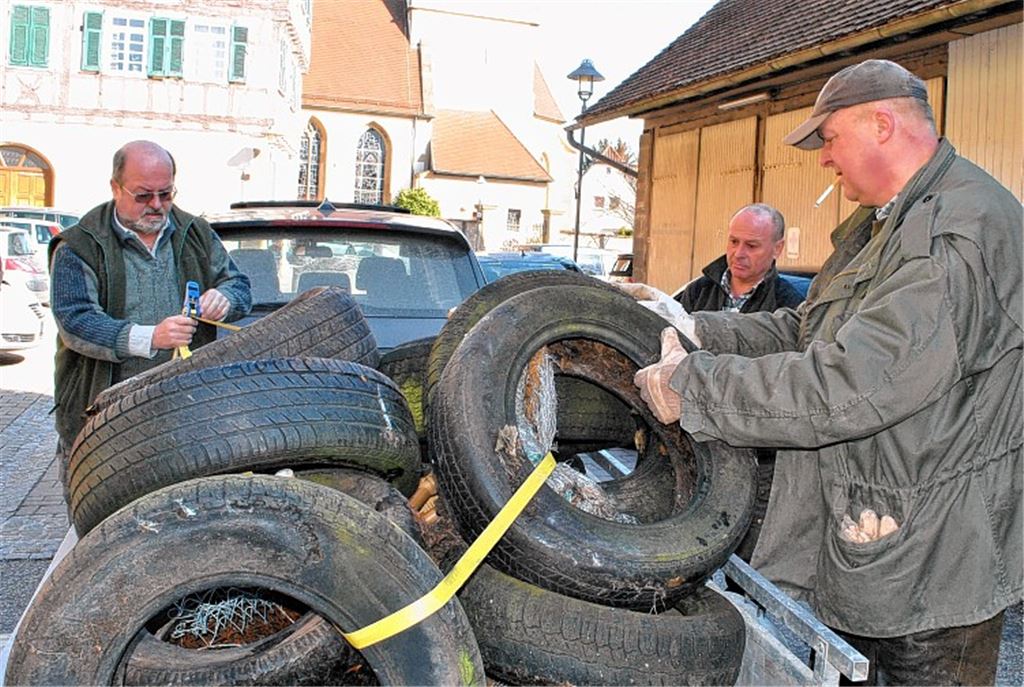 Eine ganze Reifensammlung finden die Müllsammler im Wald und liefern sie an der Sammelstelle ab. Foto: Stahlfeld