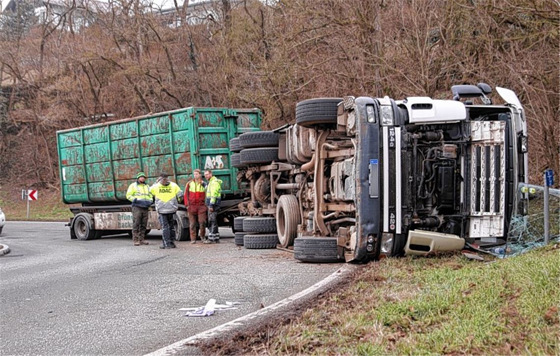 Eine gebrochene Feder bringt den Lastwagen in einer Kurve aus dem Gleichgewicht. Die Landesstraße zwischen Lienzingen und Zaisersweiher bleibt fast den ganzen Tag gesperrt.