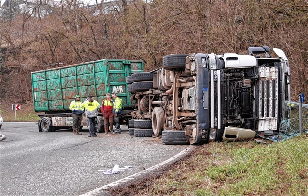 Eine gebrochene Feder bringt den Lastwagen in einer Kurve aus dem Gleichgewicht. Die Landesstraße zwischen Lienzingen und Zaisersweiher bleibt fast den ganzen Tag gesperrt.