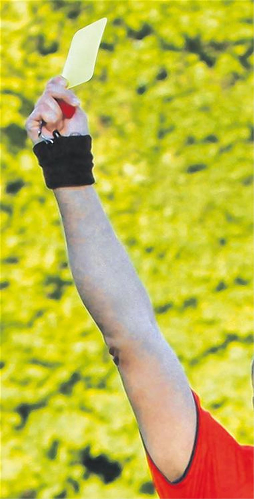 Eine gelbe Karte ärgert jeden Fußballer. Doch wenn der Schiedsrichter eine Flut an Karten verteilt, und das einseitig zu Lasten der eigenen Mannschaft, macht sich mancher so seine Gedanken. Zumal, wenn der Referee mit einem Funktionär des Gegners befreundet ist. 
Foto: Eigner
