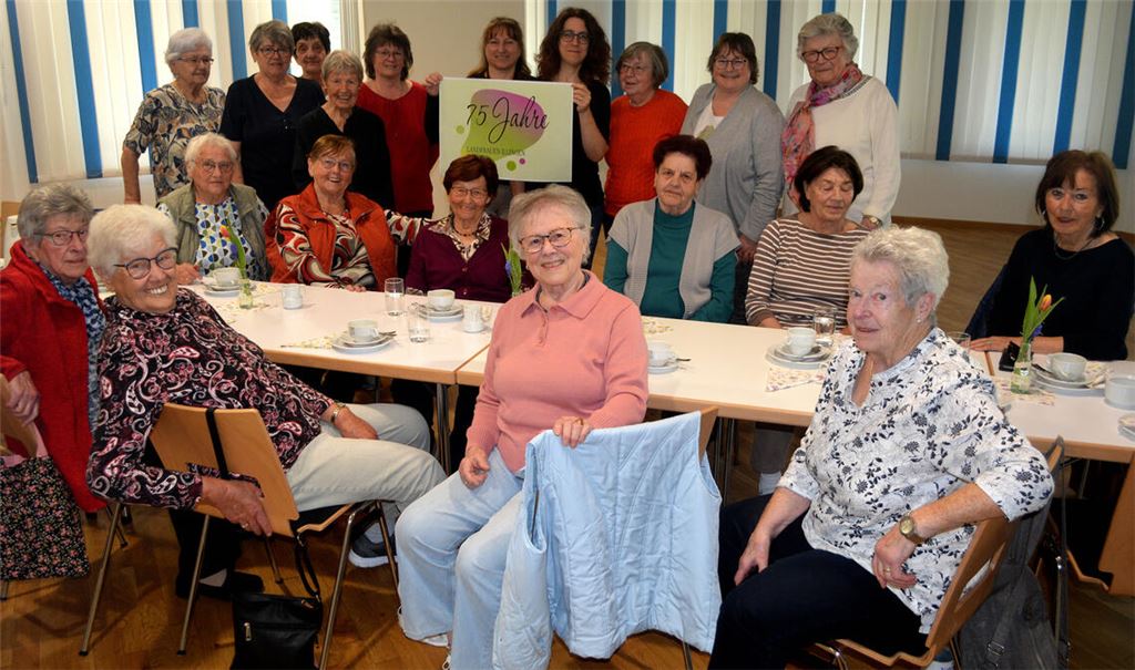 Eine gesellige Runde: Einmal im Monat treffen sich die älteren Landfrauen und tauschen im Rathauseck Erinnerungen aus. Fotos: Stahlfeld