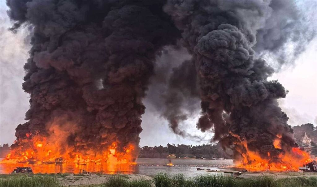Eine gewaltige Rauchsäule stieg in den Himmel.