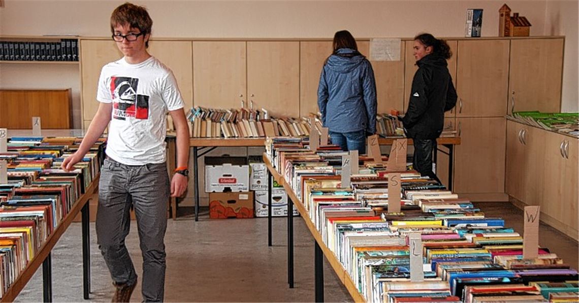 Eine große Anzahl von Büchern wartet auf ihre Leser. Jugendliche greifen allerdings immer seltener zu auf Papier Gedrucktem. Foto: Mummert