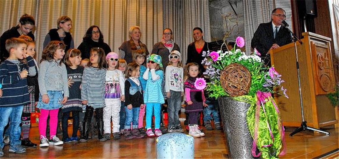 Eine große Bedeutung im Gemeindeleben von Ölbronn-Dürrn haben die Kinder. Auch beim Neujahrsempfang kommt ihnen auf der Bühne eine wichtige Rolle zu. Rechts im Bild: Bürgermeister Norbert Holme am Rednerpult. 