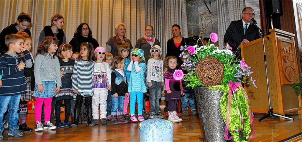 Eine große Bedeutung im Gemeindeleben von Ölbronn-Dürrn haben die Kinder. Auch beim Neujahrsempfang kommt ihnen auf der Bühne eine wichtige Rolle zu. Rechts im Bild: Bürgermeister Norbert Holme am Rednerpult. 