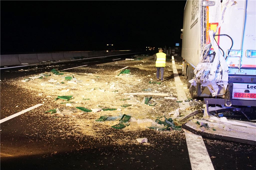 Friolzheim: ein Kleinlaster faehrt auf Pannenlkw auf - Vollsperrung der A8 und eine Verletzte Person