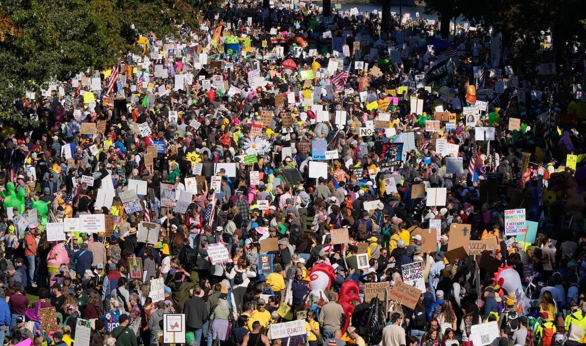 Nach Massenprotesten: Republikaner greifen "No Kings" an Eine große Menge auch in Portland an der US-Westküste.