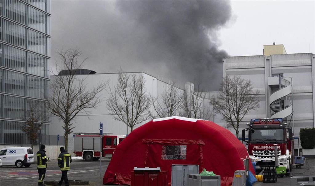 Eine große Rauchsäule und zahlreiche Einsatzkräfte: Ein Feuer auf dem Gelände einer Darmstädter Forschungseinrichtung hat einen hohen Schaden angerichtet.