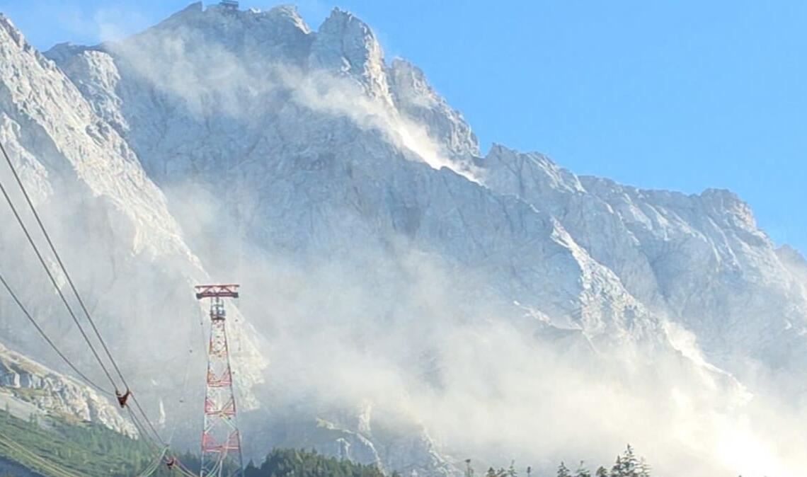 Eine große Staubwolke ist an der Zugspitze zu sehen, nachdem sich am Grenzkamm mehrere Kubikmeter Felsen gelöst haben.