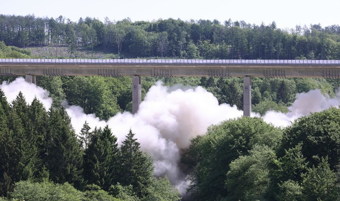 Eine große Staubwolke steigt bei der Sprengung des ersten Teilbauwerks der Sterbecke-Talbrücke auf.