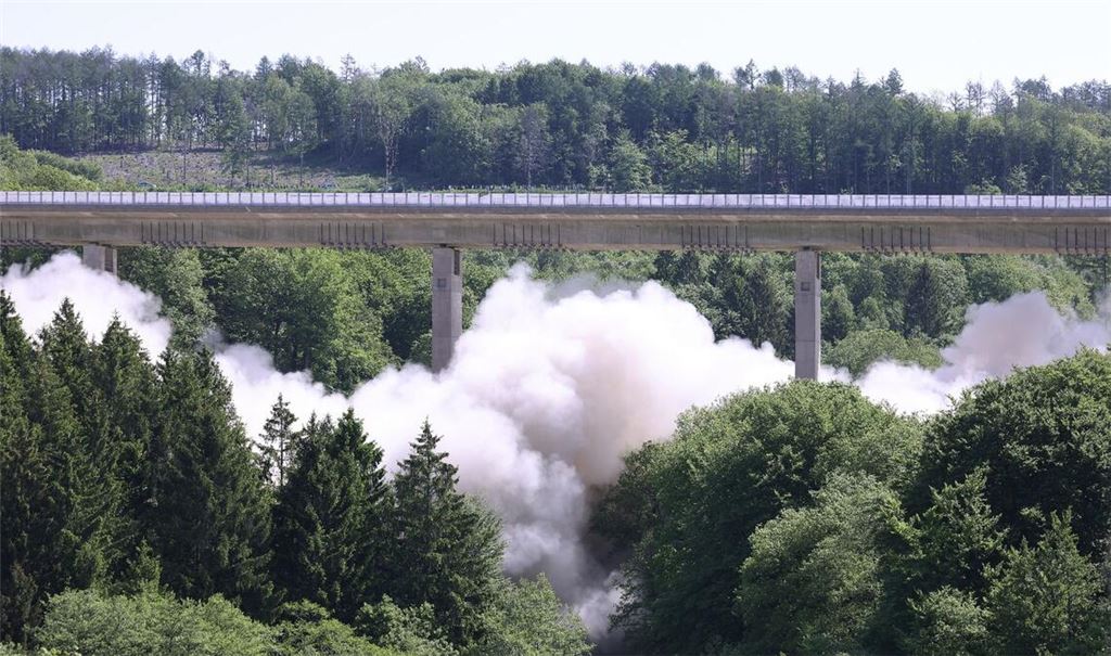 Eine große Staubwolke steigt bei der Sprengung des ersten Teilbauwerks der Sterbecke-Talbrücke auf.