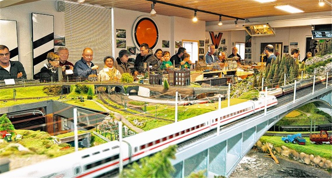 Eine große Zahl von Besuchern interessierte sich am Wochenende für die Welt der Miniaturbahnen bei der Ausstellung der Modelleisenbahner in Mühlacker. Im Vordergrund auf der Schnellfahrstrecke zwei Fernreisezüge aus der Frühzeit des ICE.Kollros