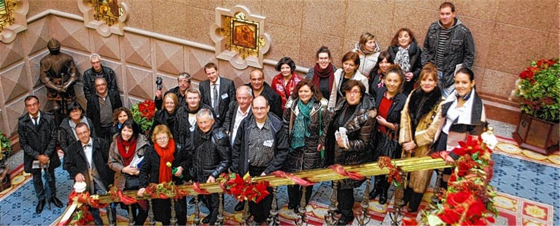 Eine große europäische Familie im Rathaus von La Coruña: Die Teilnehmer an der zweiten EU-Net-Konferenz arbeiteten gemeinsam intensiv an einem tragfähigen Netzwerk für die internationale Zusammenarbeit. Vorne links Erster Landesbeamter und Landratstellvertreter Wolfgang Herz, ganz rechts die spanische Organisatorin Paula Cabado Brea. 