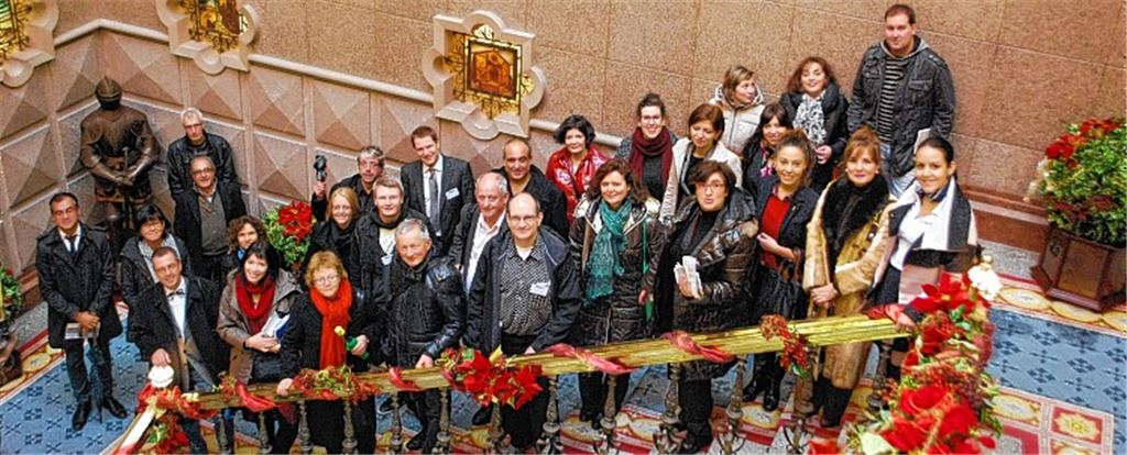 Eine große europäische Familie im Rathaus von La Coruña: Die Teilnehmer an der zweiten EU-Net-Konferenz arbeiteten gemeinsam intensiv an einem tragfähigen Netzwerk für die internationale Zusammenarbeit. Vorne links Erster Landesbeamter und Landratstellvertreter Wolfgang Herz, ganz rechts die spanische Organisatorin Paula Cabado Brea. 