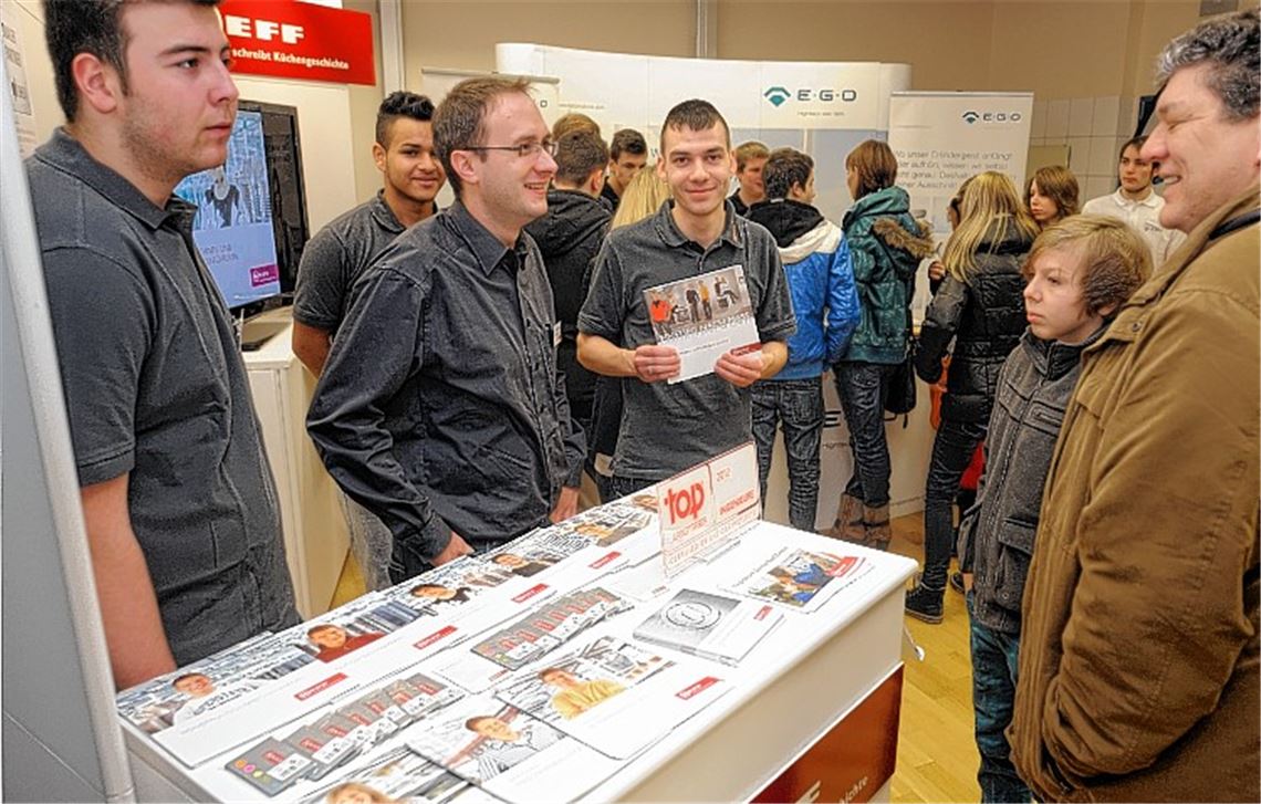 Eine gute Möglichkeit über Berufe ins Gespräch zu kommen bot die Ausbildungsbörse am Samstag im Knittlinger Schulzentrum.