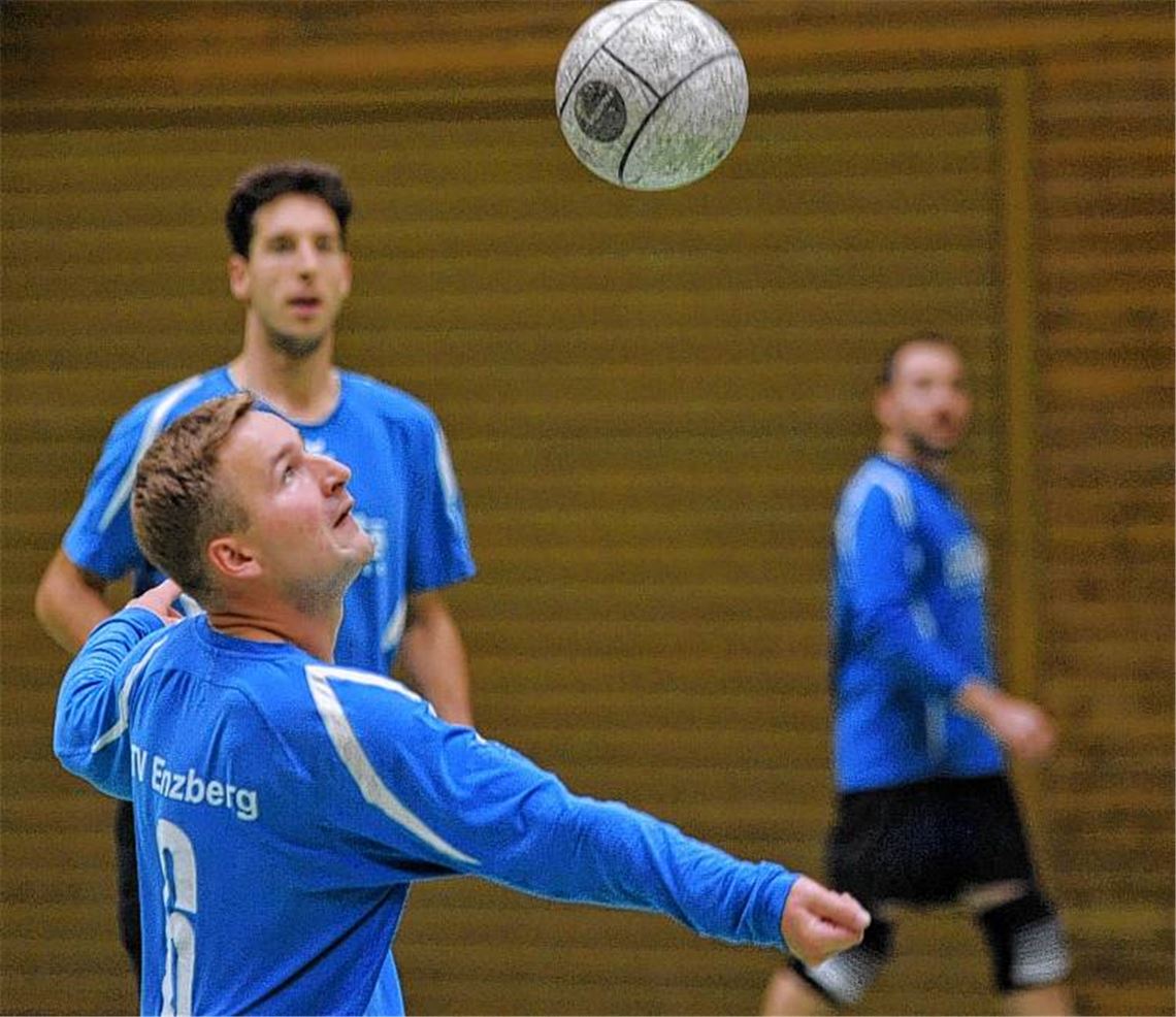 Eine gute Moral und Leichtsinnsfehler liegen bei Enzbergs Faustballern dicht beieinander.  Foto: Fotomoment