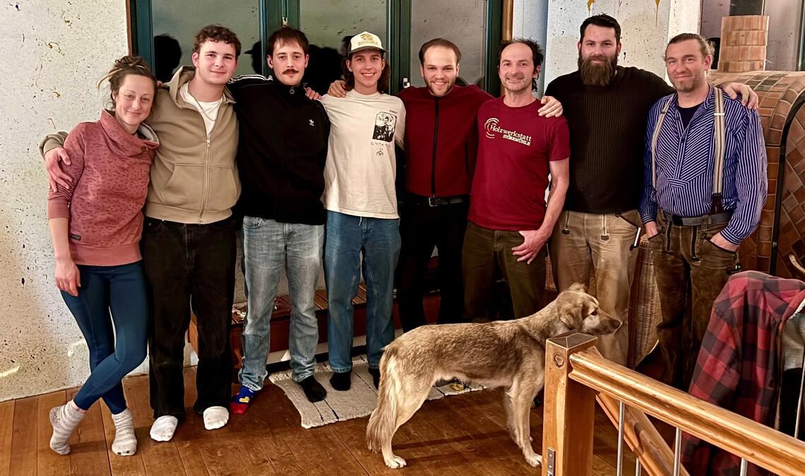 Eine „gute Truppe“, die fest zusammenhält: die Schreiner Patrick Streit (v.li.), Samuel Kraus und Tobias Dobler mit einem Teil des Teams der „Holzwerkstatt Störrmühle“.