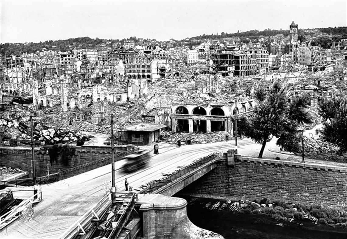 Eine historische Aufnahme zeigt einen Blick auf das völlig zerstörte Pforzheim: Im Feuersturm finden am 23. Februar 1945 bis zu 17600 Menschen den Tod.
