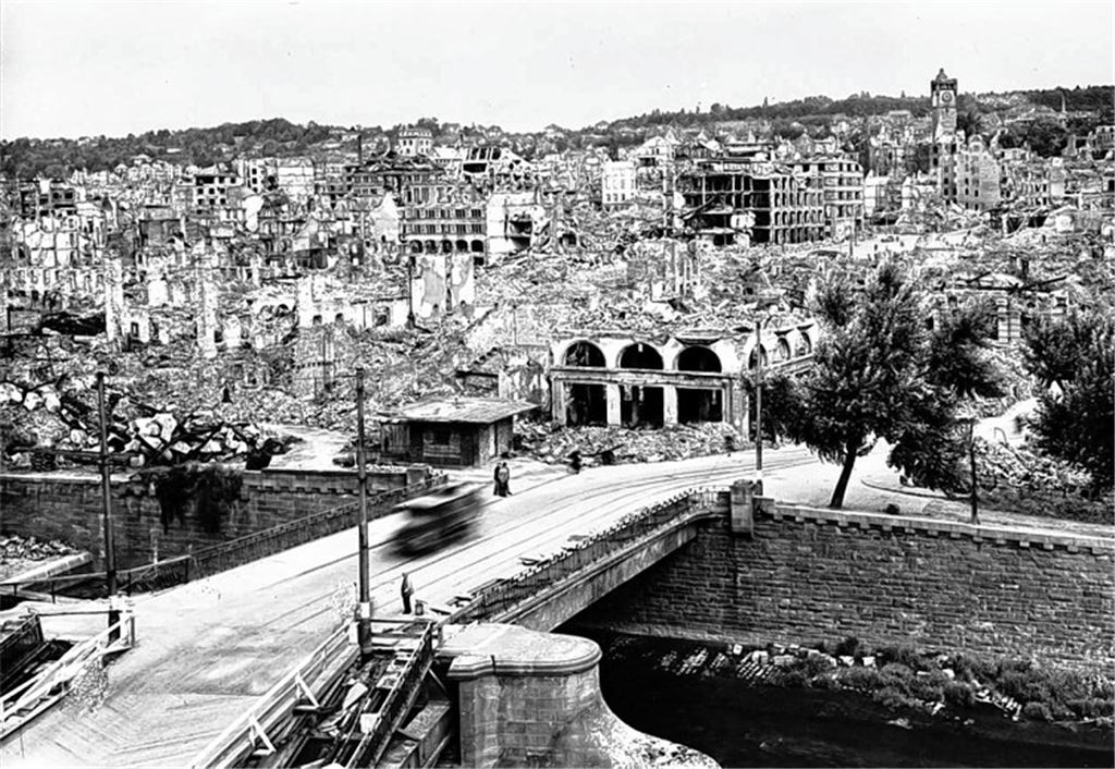 Eine historische Aufnahme zeigt einen Blick auf das völlig zerstörte Pforzheim: Im Feuersturm finden am 23. Februar 1945 bis zu 17600 Menschen den Tod.
