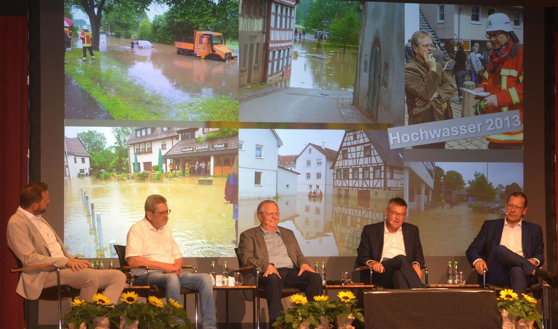 Eine illustre Runde mit Landrat Bastian Rosenau (v.li.), Bürgermeister Stellvertreter Uwe Oehler, Bürgermeister-Sprecher Michael Schmidt (v.re.) und Moderator Michael Gutjahr plaudert aus dem Nähkästchen und würdigt damit den scheidenden Ötisheimer Bürgermeister Werner Henle (Mitte). Fotos: Stahlfeld