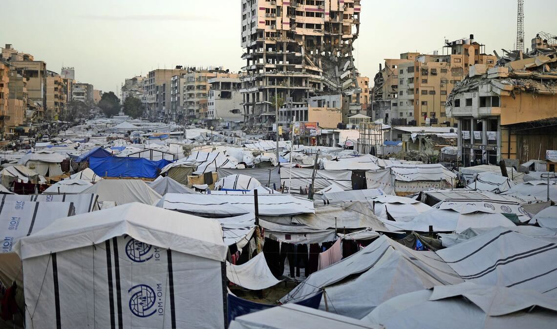 Eine im Gazastreifen vertriebene Palästinenserin zeigt etliche ihrer während des Kriegs gemalten und gezeichneten Bilder in ihrem Zelt in der Stadt Gaza (Archivfoto).